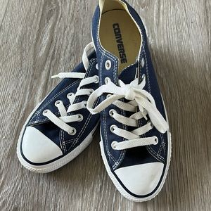 Navy Blue Unisex Converse Size 7 (women) 5 (men). Gently Used.